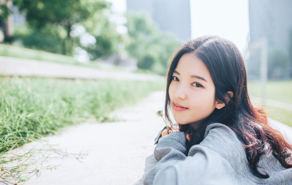 “他们带了多少兵马？”严颜看向斥候，沉声问道。